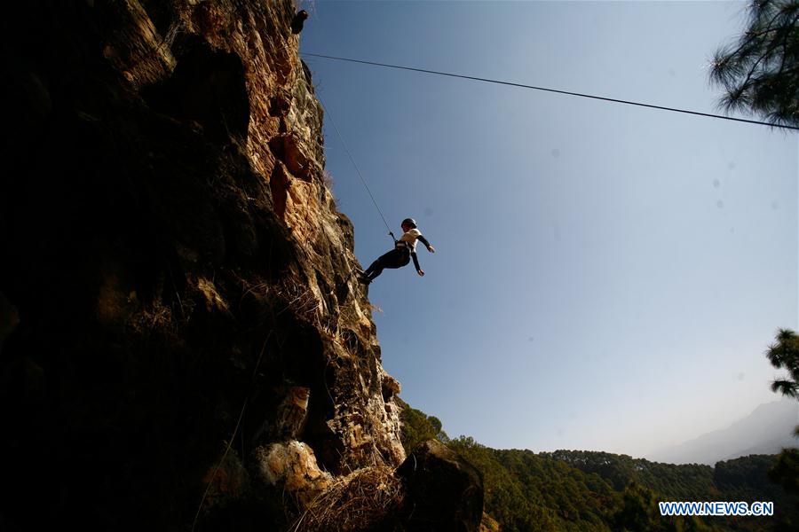 (SP)NEPAL-KATHMANDU-EVEREST EXPEDITION-FEMALE JOURNALISTS-TRAINING