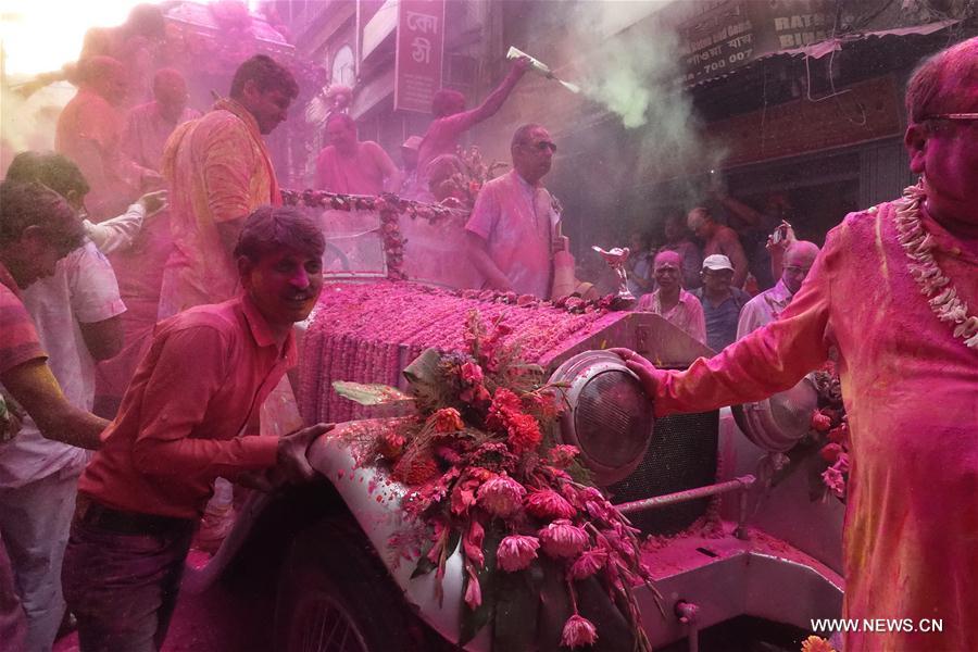 INDIA-KOLKATA-HOLI FESTIVAL-VINTAGE CAR