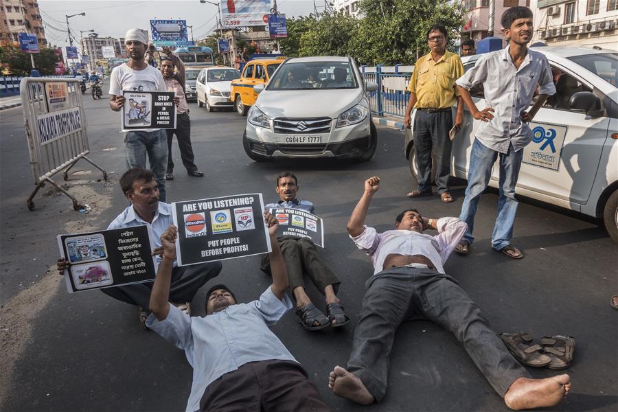 NDIA-KOLKATA-PROTEST-FUEL PRICE HIKE