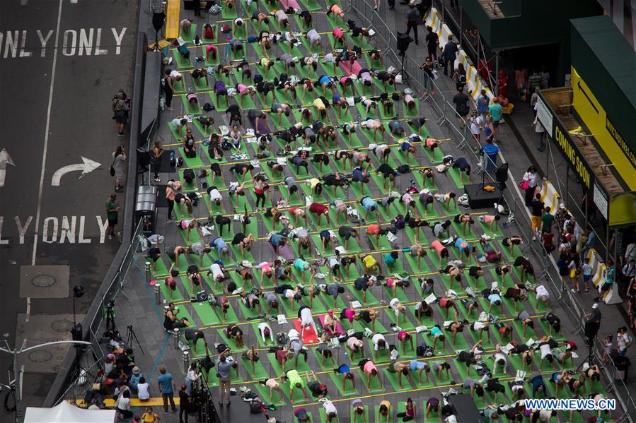 U.S.-NEW YORK-TIMES SQUARE-SOLSTICE-YOGA