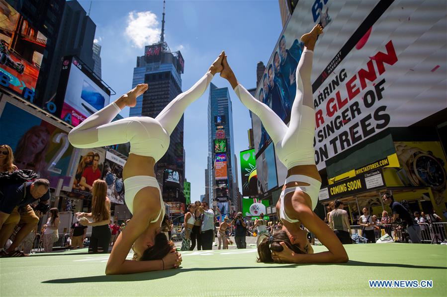 U.S.-NEW YORK-TIMES SQUARE-SOLSTICE-YOGA