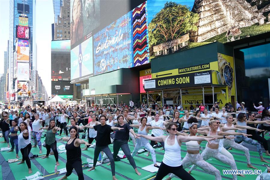 U.S.-NEW YORK-TIMES SQUARE-SOLSTICE-YOGA