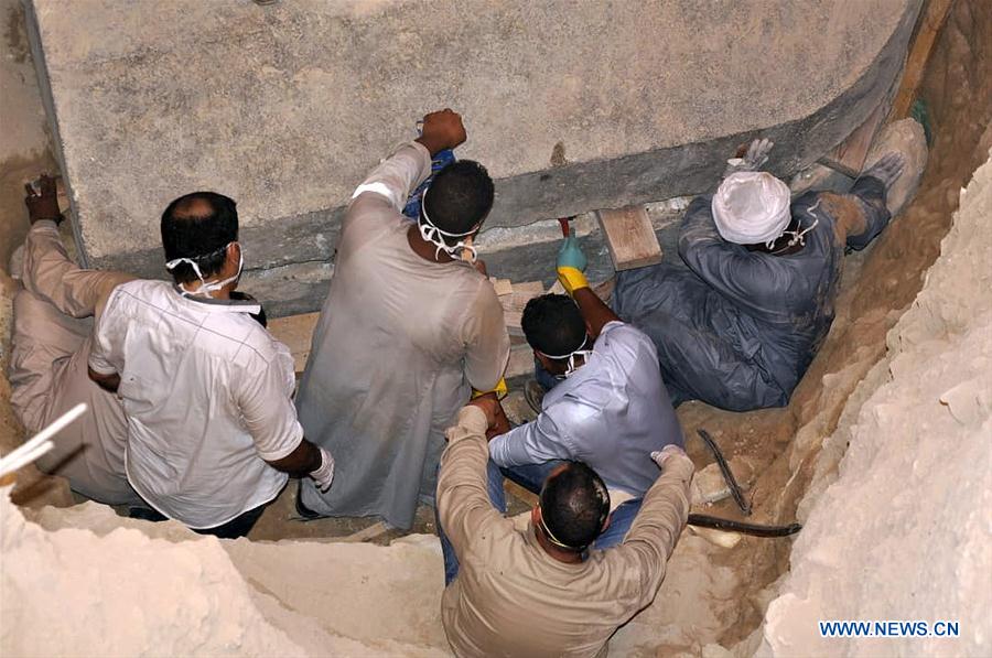 EGYPT-ALEXANDRIA-ARCHAEOLOGY-SARCOPHAGUS-OPENING