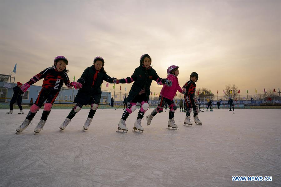 (SP)CHINA-BEIJING-YANQING-PRIMARY SCHOOL STUDENTS-SKATING(CN)