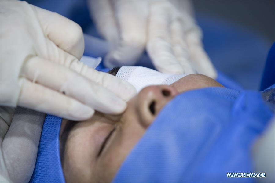 CAMBODIA-KAMPONG CHAM-CHINESE MEDICAL WORKERS-CATARACT-TREATMENT