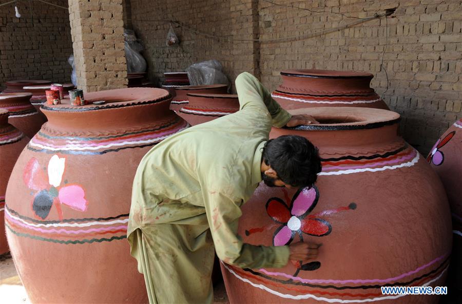 PAKISTAN-PESHAWAR-DAILY LIFE-POTTERY