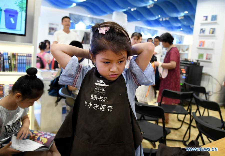 CHINA-QINGDAO-BOOKSTORE-VOLUNTEERS (CN)