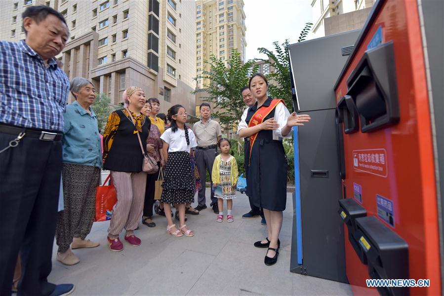 CHINA-XINJIANG-URUMQI-GARBAGE SORTING (CN)