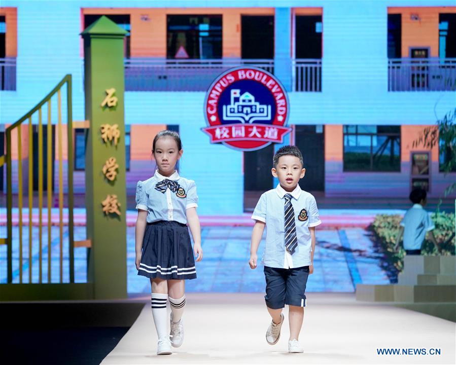 CHINA-BEIJING-SCHOOL UNIFORMS-PRESENTATION (CN)