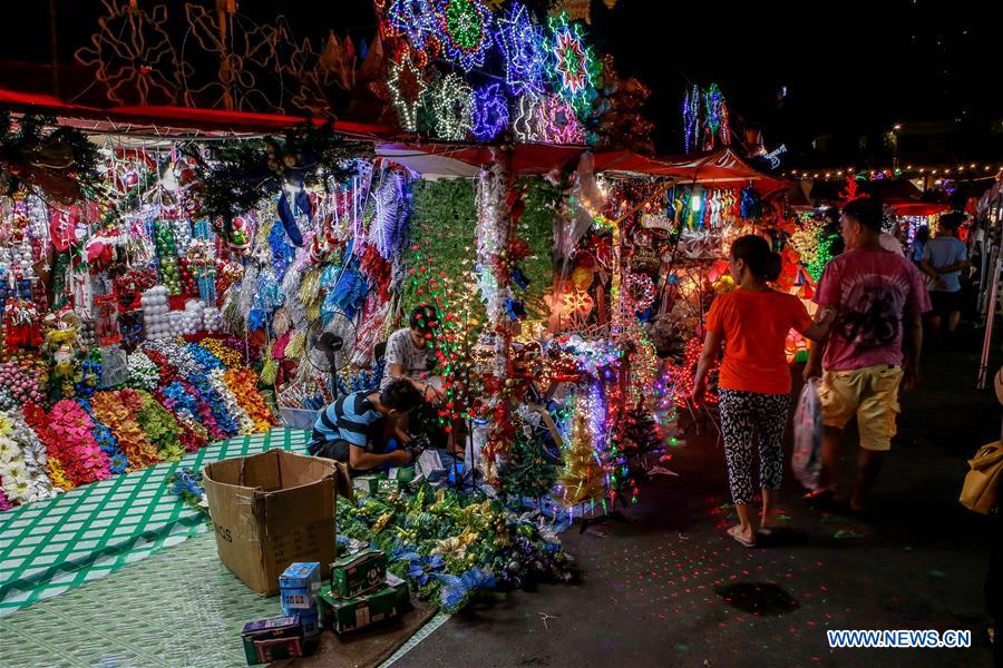 PHILIPPINES-QUEZON CITY-MARKET-CHRISTMAS DECORATIONS