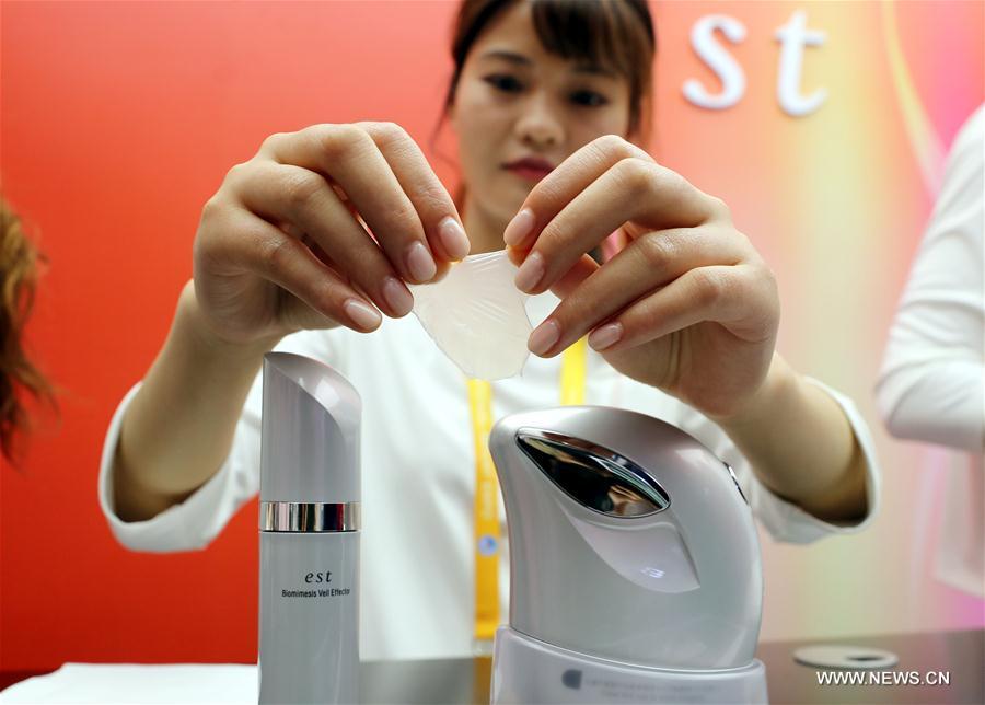 (CIIE)CHINA-SHANGHAI-CIIE-BEAUTY-PRODUCTS (CN)