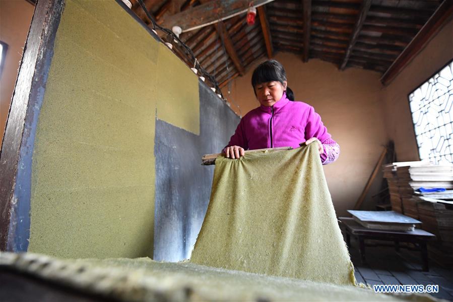 CHINA-SHAANXI-XI'AN-TRADITIONAL PAPERMAKING (CN)