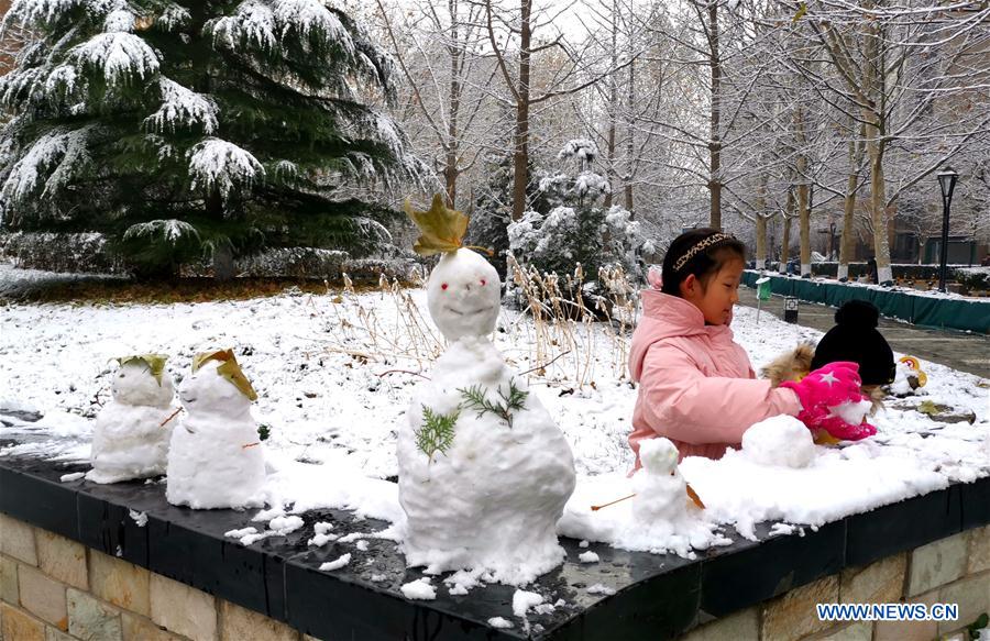 (BeijingCandid)CHINA-BEIJING-WINTER-SNOWMAN (CN)