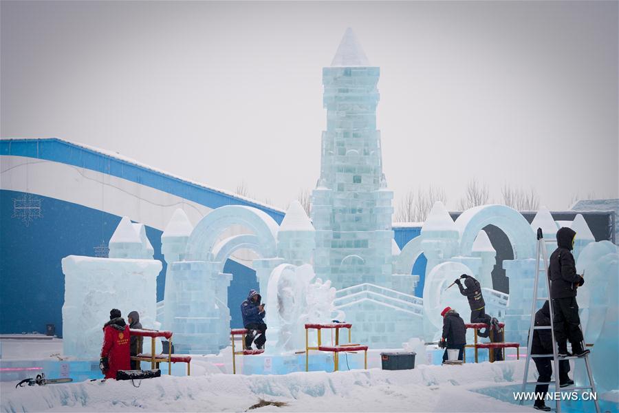 CHINA-HEILONGJIANG-HARBIN-ICE SCULPTURE (CN)