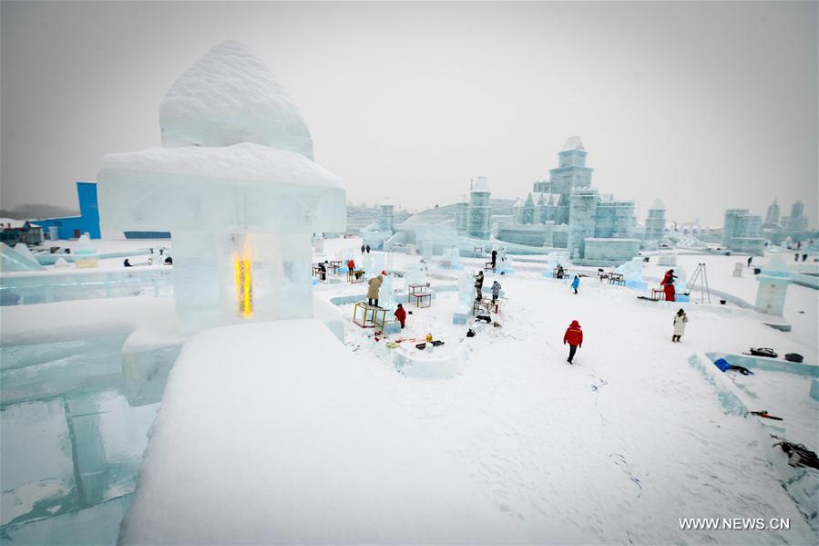 CHINA-HEILONGJIANG-HARBIN-ICE SCULPTURE (CN)