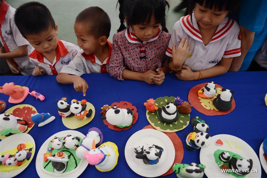 Teachers from Chengdu in many fields, such as traditional Chinese handicrafts, Traditional Chinese Medicine treatment, Chinese calligraphy, Chinese folk music, gave lessons and communicated with students. 