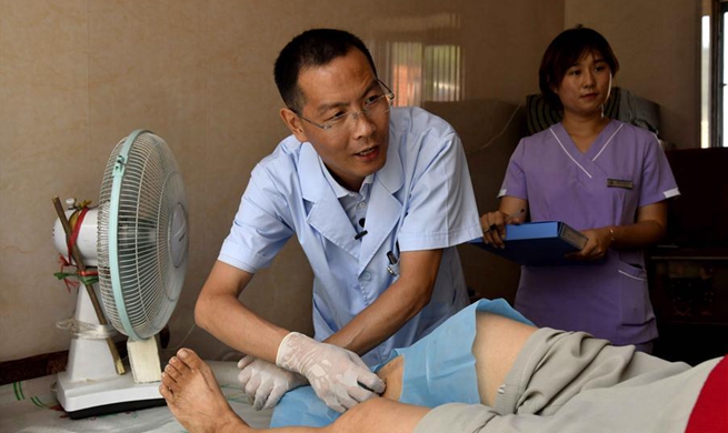 Doctors provide medical service to residents on Lingshan Island of Qingdao