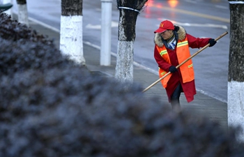 People from various industries stick to their posts on eve of Spring Festival