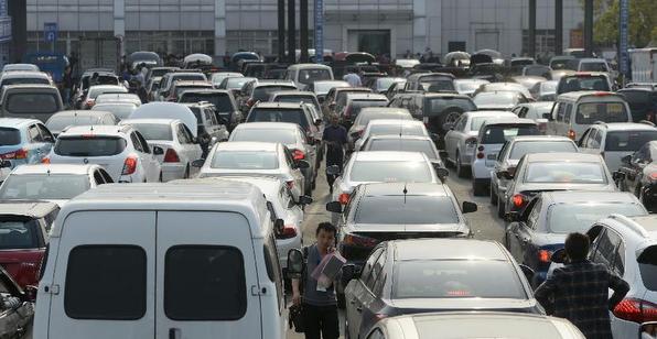 眾多車輛等待查驗(yàn)