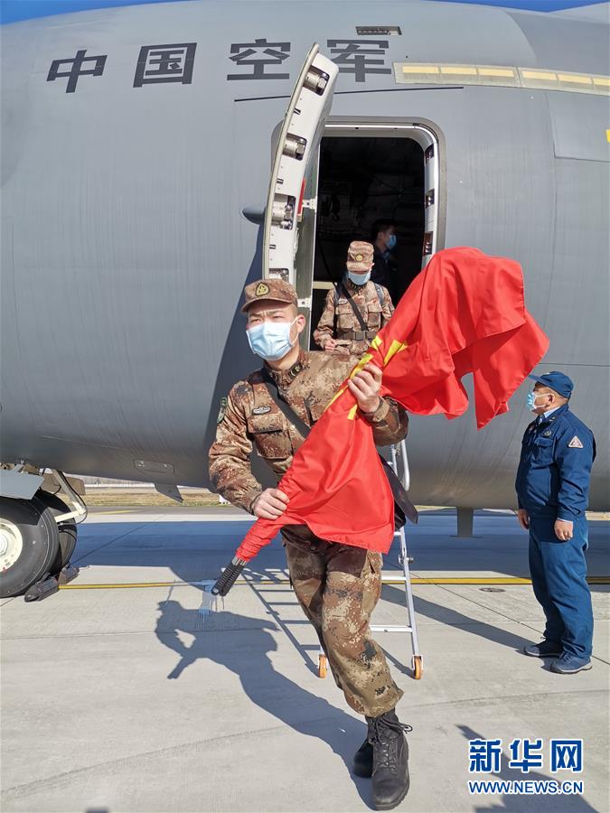 （聚焦疫情防控·圖文互動(dòng)）（5）空軍第四次向武漢大規(guī)?？者\(yùn)醫(yī)療隊(duì)員和物資