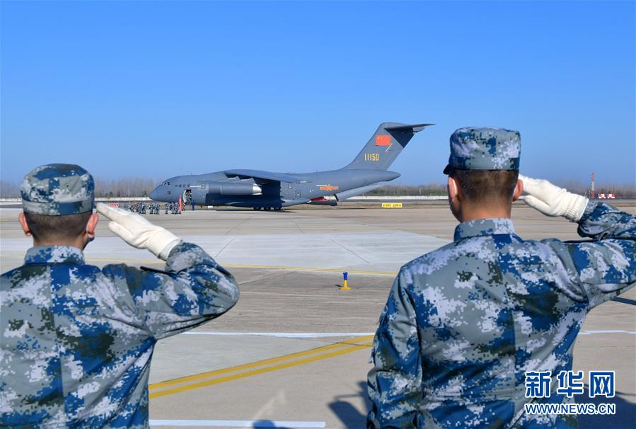 （聚焦疫情防控·圖文互動(dòng)）（12）空軍第四次向武漢大規(guī)?？者\(yùn)醫(yī)療隊(duì)員和物資