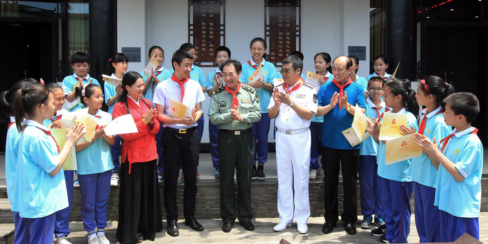 學(xué)雷鋒傳人與湖南長沙雷鋒小學(xué)少先隊(duì)員共度“六一”