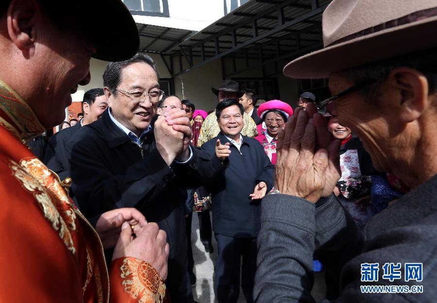 這是5月16日，俞正聲在香格里拉縣建塘鎮(zhèn)金龍社區(qū)與居民們親切交談。 新華社記者 劉衛(wèi)兵 攝