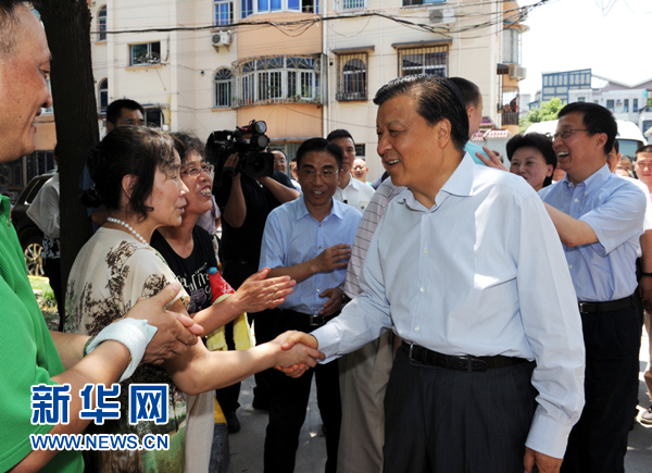 這是7月22日，劉云山在上海市普陀區(qū)桃浦鎮(zhèn)蓮花公寓居委會(huì)調(diào)研時(shí)同社區(qū)居民親切握手。新華社記者 饒愛民 攝