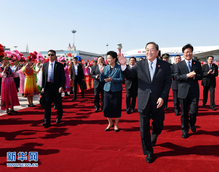  9月25日，以中共中央政治局常委、全國政協(xié)主席俞正聲為團(tuán)長的中央代表團(tuán)飛抵烏魯木齊，出席新疆維吾爾自治區(qū)成立60周年慶?；顒印Ｐ氯A社記者 饒愛民 攝