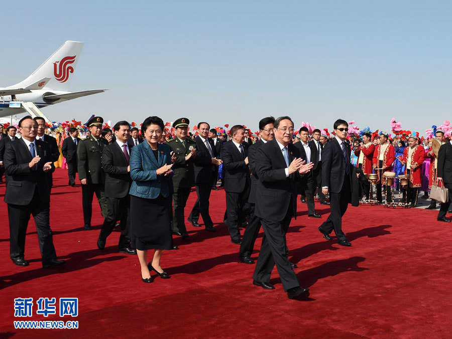 9月25日，以中共中央政治局常委、全國政協(xié)主席俞正聲為團(tuán)長的中央代表團(tuán)飛抵烏魯木齊，出席新疆維吾爾自治區(qū)成立60周年慶?；顒印Ｐ氯A社記者 高潔 攝