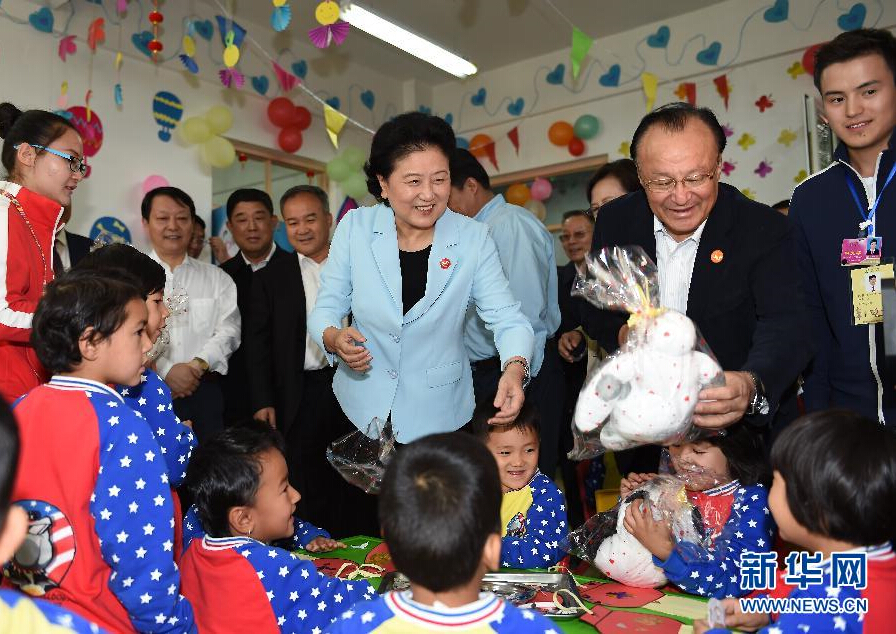 9月27日，中共中央政治局委員、國(guó)務(wù)院副總理、中央代表團(tuán)副團(tuán)長(zhǎng)劉延?xùn)|率中央代表團(tuán)分團(tuán)，帶著黨中央、國(guó)務(wù)院的親切關(guān)懷和全國(guó)各族人民的深切情誼，來到和田地區(qū)、阿克蘇地區(qū)慰問各族干部群眾，并祝賀大家中秋節(jié)快樂。這是劉延?xùn)|在阿克蘇市“雙語”幼兒園與孩子們?cè)谝黄稹Ｐ氯A社記者 張領(lǐng) 攝