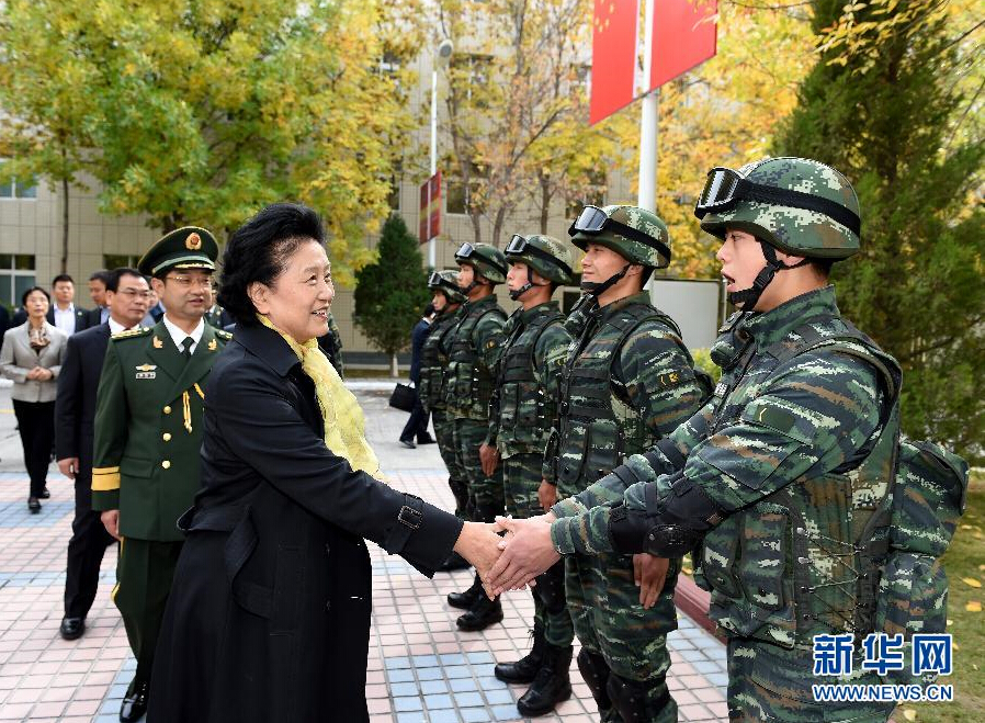 9月28日，中共中央政治局委員、國務(wù)院副總理、中央代表團(tuán)副團(tuán)長劉延?xùn)|率中央代表團(tuán)分團(tuán)赴阿克蘇地區(qū)、伊犁哈薩克自治州慰問，與各族干部群眾共度節(jié)日、共享歡樂。這是劉延?xùn)|在伊犁武警8660部隊駐地慰問官兵。新華社記者張領(lǐng)攝