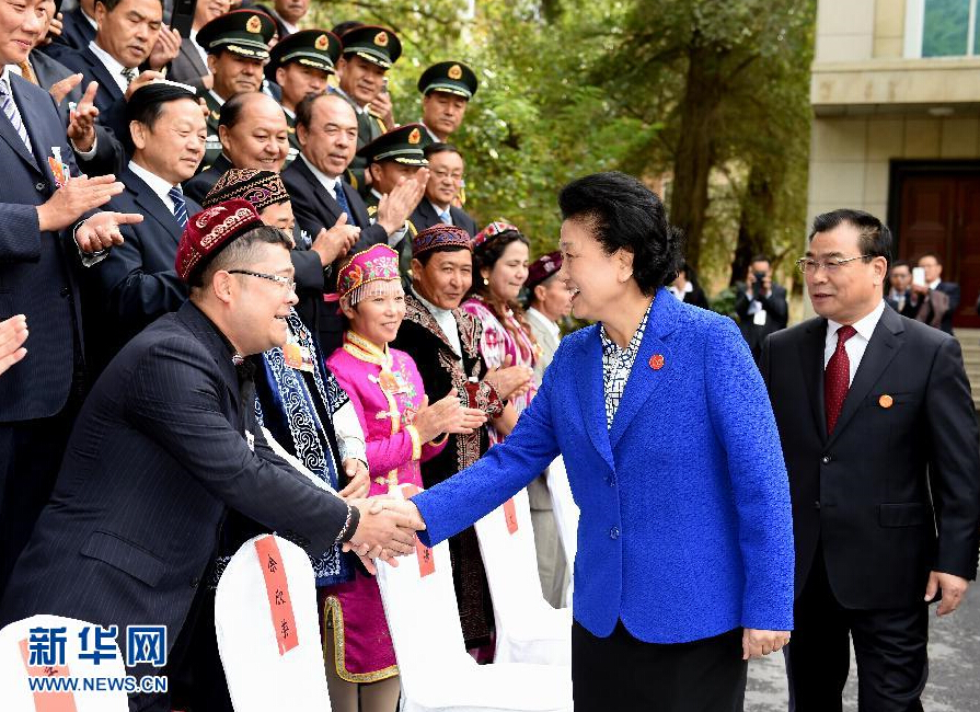 9月28日，中共中央政治局委員、國務(wù)院副總理、中央代表團(tuán)副團(tuán)長劉延?xùn)|率中央代表團(tuán)分團(tuán)赴阿克蘇地區(qū)、伊犁哈薩克自治州慰問，與各族干部群眾共度節(jié)日、共享歡樂。這是劉延?xùn)|接見伊犁黨政軍負(fù)責(zé)同志和各族各界人士、先進(jìn)模范、援疆干部代表等。新華社記者張領(lǐng)攝