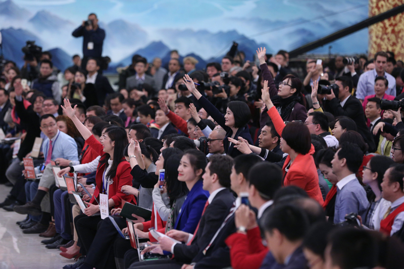 3月15日，國(guó)務(wù)院總理李克強(qiáng)在北京人民大會(huì)堂與中外記者見面，并回答記者提問。這是記者舉手爭(zhēng)取提問機(jī)會(huì)。 新華社記者 才揚(yáng) 攝