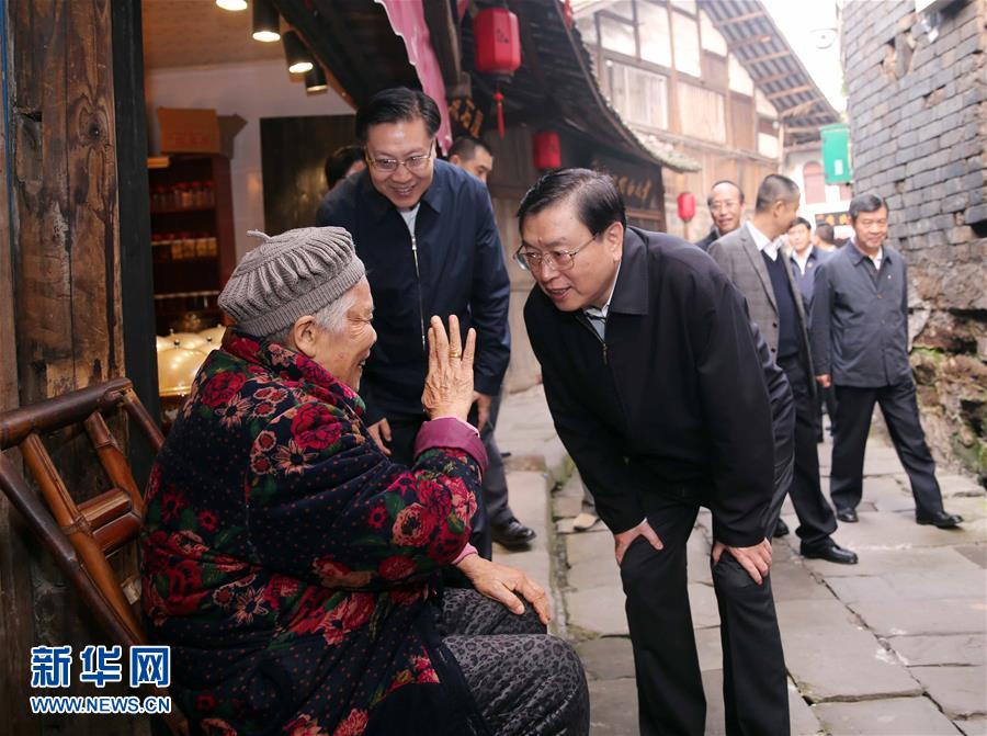 這是11月21日，張德江在宜賓李莊鎮(zhèn)同濟(jì)社區(qū)與居民親切交談。 新華社記者 劉衛(wèi)兵 攝 