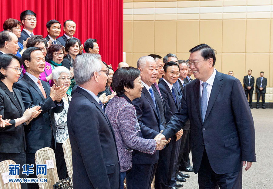 5月8日至10日，中共中央政治局常委、全國(guó)人大常委會(huì)委員長(zhǎng)張德江視察澳門特別行政區(qū)。這是5月9日，張德江與澳門社會(huì)各界人士代表座談。新華社記者 李學(xué)仁 攝