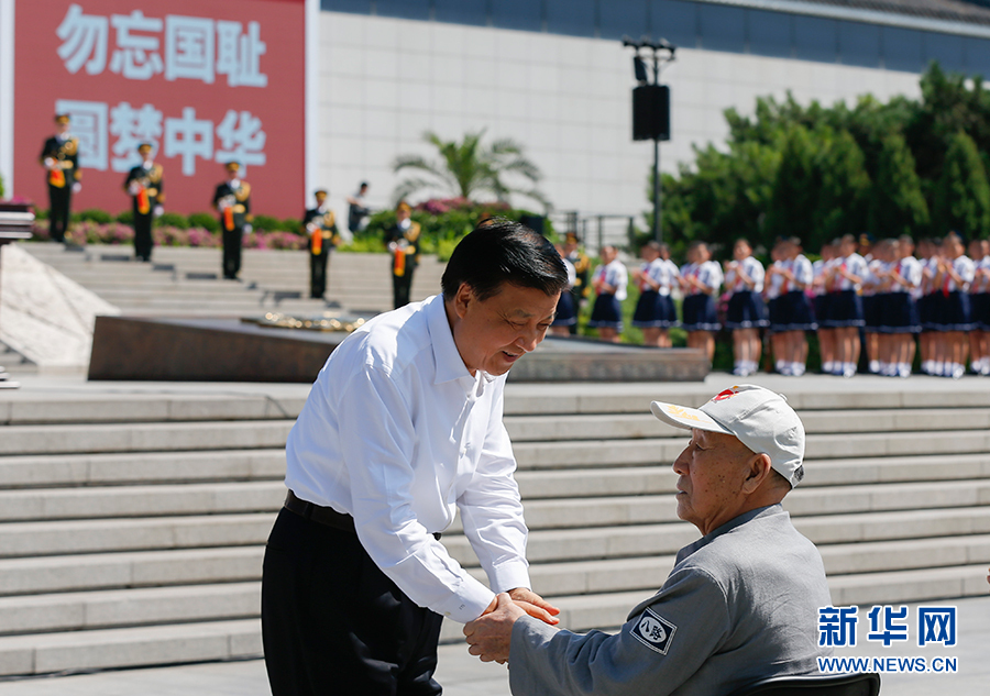 7月7日，紀(jì)念全民族抗戰(zhàn)爆發(fā)80周年儀式在中國(guó)人民抗日戰(zhàn)爭(zhēng)紀(jì)念館舉行。中共中央政治局常委、中央書(shū)記處書(shū)記劉云山出席儀式并講話。這是儀式開(kāi)始前，劉云山與老八路代表握手。新華社記者崔新鈺攝