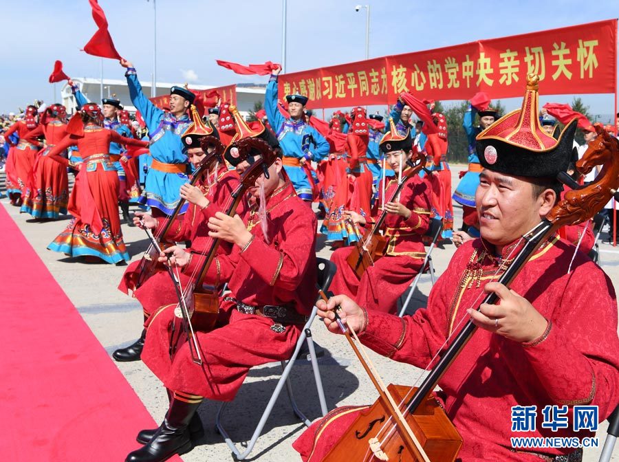 8月7日，以中共中央政治局常委、全國政協(xié)主席俞正聲為團長的中央代表團飛抵呼和浩特，出席內(nèi)蒙古自治區(qū)成立70周年慶?；顒?。中央代表團在機場受到內(nèi)蒙古各族群眾的熱烈歡迎。新華社記者 張領(lǐng) 攝