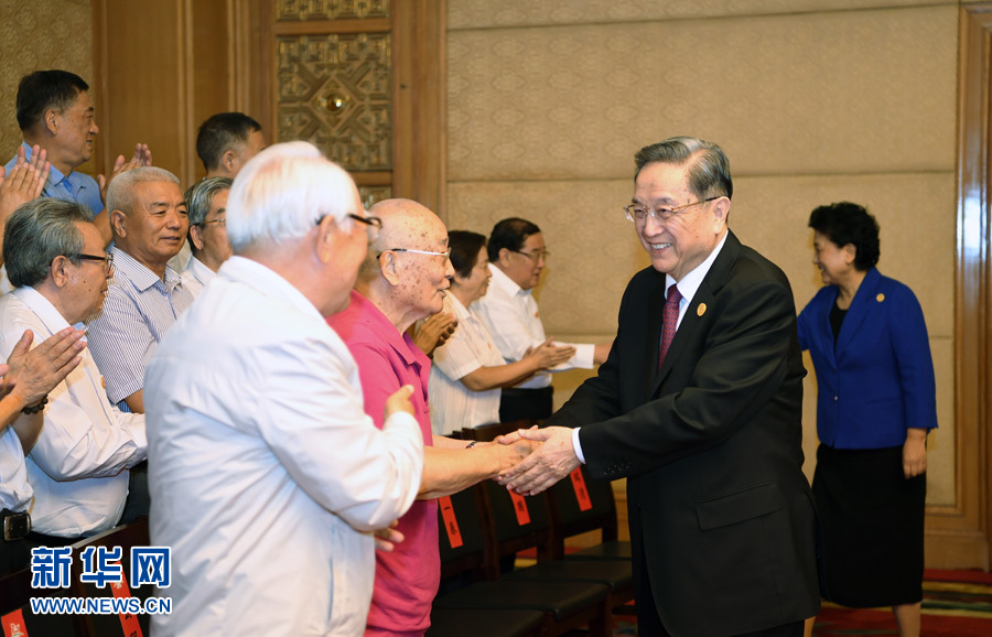 8月7日，中共中央政治局常委、全國政協(xié)主席、中央代表團(tuán)團(tuán)長俞正聲在內(nèi)蒙古新城賓館會(huì)見內(nèi)蒙古自治區(qū)離退休老同志和各族各界群眾代表，并與他們合影留念。新華社記者 張領(lǐng) 攝