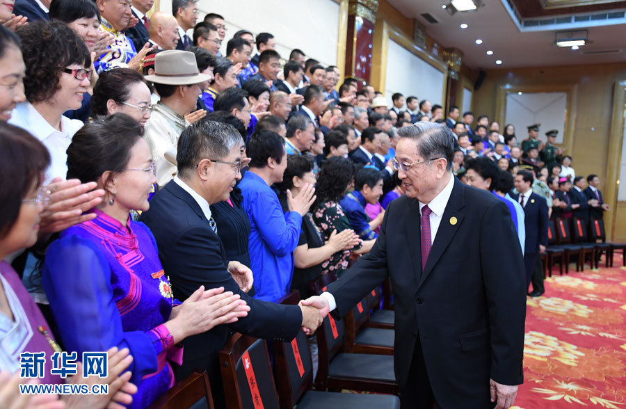 8月7日，中共中央政治局常委、全國政協(xié)主席、中央代表團(tuán)團(tuán)長俞正聲在內(nèi)蒙古新城賓館會(huì)見內(nèi)蒙古自治區(qū)離退休老同志和各族各界群眾代表，并與他們合影留念。新華社記者 張領(lǐng) 攝