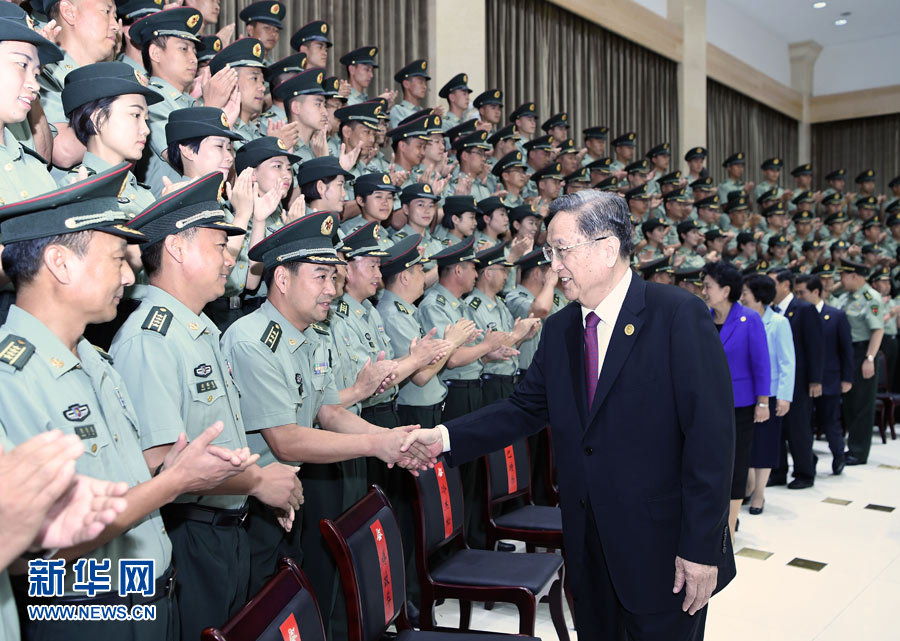 8月7日，中共中央政治局常委、全國(guó)政協(xié)主席、中央代表團(tuán)團(tuán)長(zhǎng)俞正聲率代表團(tuán)部分成員分別赴內(nèi)蒙古軍區(qū)、武警內(nèi)蒙古總隊(duì)、武警內(nèi)蒙古森林總隊(duì)慰問，并會(huì)見自治區(qū)政法干警代表。這是俞正聲會(huì)見內(nèi)蒙古軍區(qū)指戰(zhàn)員。新華社記者 張領(lǐng) 攝