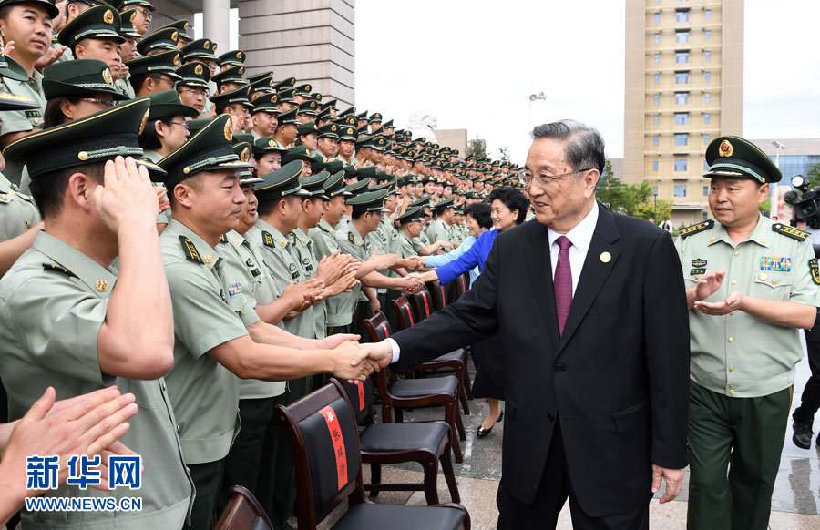 8月7日，中共中央政治局常委、全國(guó)政協(xié)主席、中央代表團(tuán)團(tuán)長(zhǎng)俞正聲率代表團(tuán)部分成員分別赴內(nèi)蒙古軍區(qū)、武警內(nèi)蒙古總隊(duì)、武警內(nèi)蒙古森林總隊(duì)慰問，并會(huì)見自治區(qū)政法干警代表。這是俞正聲會(huì)見武警內(nèi)蒙古總隊(duì)官兵。新華社記者 張領(lǐng) 攝