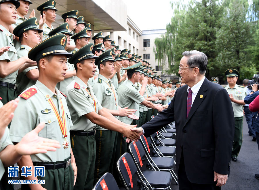 8月7日，中共中央政治局常委、全國(guó)政協(xié)主席、中央代表團(tuán)團(tuán)長(zhǎng)俞正聲率代表團(tuán)部分成員分別赴內(nèi)蒙古軍區(qū)、武警內(nèi)蒙古總隊(duì)、武警內(nèi)蒙古森林總隊(duì)慰問，并會(huì)見自治區(qū)政法干警代表。這是俞正聲會(huì)見武警內(nèi)蒙古森林總隊(duì)官兵。新華社記者 張領(lǐng) 攝