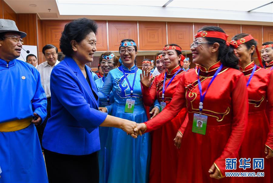 8月9日，中共中央政治局委員、國(guó)務(wù)院副總理、中央代表團(tuán)副團(tuán)長(zhǎng)劉延?xùn)|率中央代表團(tuán)二分團(tuán)到赤峰看望慰問(wèn)各族干部群眾。這是劉延?xùn)|在赤峰市群眾藝術(shù)館和群眾親切交談。新華社記者 連振 攝