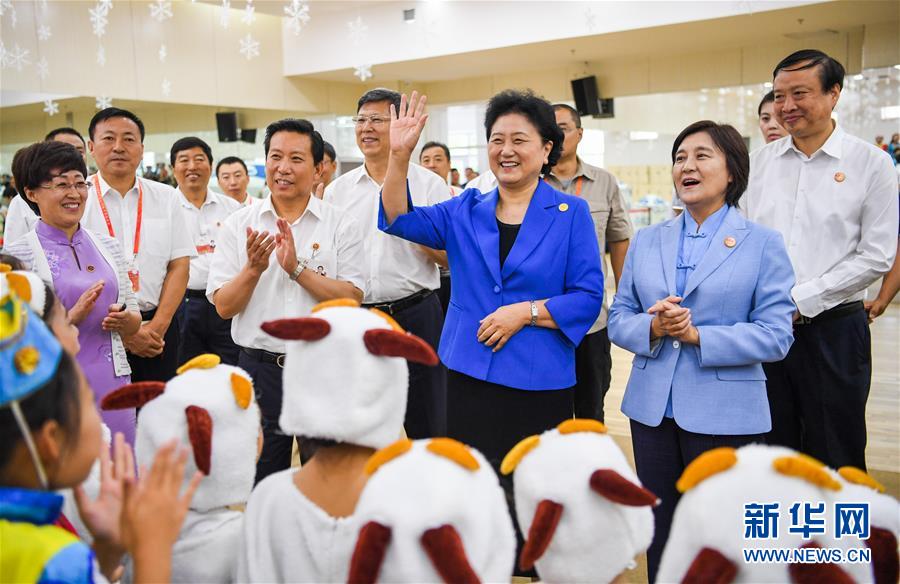 8月9日，中共中央政治局委員、國(guó)務(wù)院副總理、中央代表團(tuán)副團(tuán)長(zhǎng)劉延?xùn)|率中央代表團(tuán)二分團(tuán)到赤峰看望慰問(wèn)各族干部群眾。這是劉延?xùn)|在赤峰市青少年宮與青少年熱烈互動(dòng)。新華社記者 連振 攝