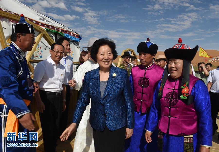 8月10日，中共中央政治局委員、中央統(tǒng)戰(zhàn)部部長、中央代表團(tuán)副團(tuán)長孫春蘭率中央代表團(tuán)三分團(tuán)繼續(xù)在內(nèi)蒙古自治區(qū)阿拉善盟看望慰問，把以習(xí)近平同志為核心的黨中央的親切關(guān)懷和全國各族人民的美好祝福帶給阿拉善各族各界干部群眾。這是孫春蘭在牧民張輝生（右二）家了解生產(chǎn)生活情況。新華社記者 任軍川 攝