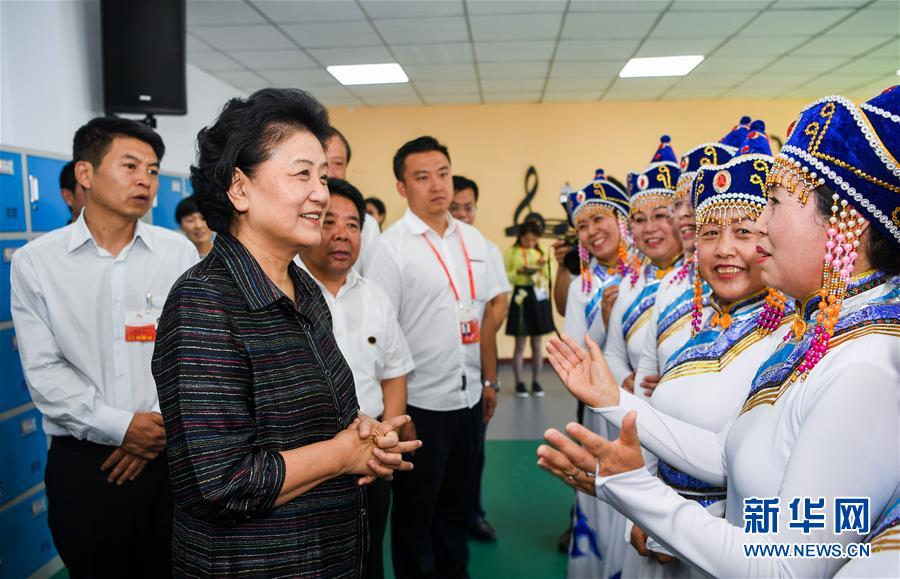 8月11日，中共中央政治局委員、國(guó)務(wù)院副總理、中央代表團(tuán)副團(tuán)長(zhǎng)劉延?xùn)|率中央代表團(tuán)二分團(tuán)，看望慰問(wèn)烏蘭察布各族干部群眾，轉(zhuǎn)達(dá)以習(xí)近平同志為核心的黨中央的親切關(guān)懷和全國(guó)人民的美好祝愿。這是劉延?xùn)|在考察察哈爾社區(qū)時(shí)與居民們親切交談。新華社記者 連振 攝