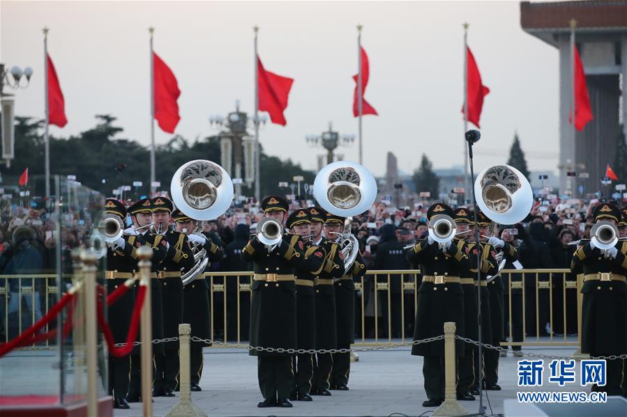 （社會(huì)）（8）人民解放軍首次執(zhí)行天安門廣場升國旗任務(wù)