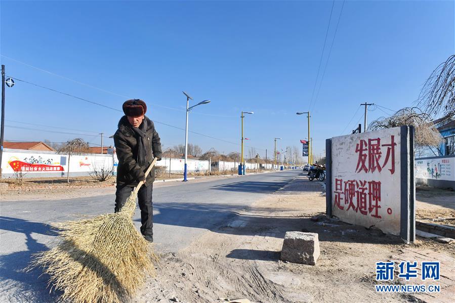 （新華全媒頭條·新時代新氣象新作為·圖文互動）（1）抬腳踏上水泥路，出門坐上公交車——我國竭力破除農(nóng)村交通“最后一公里”瓶頸