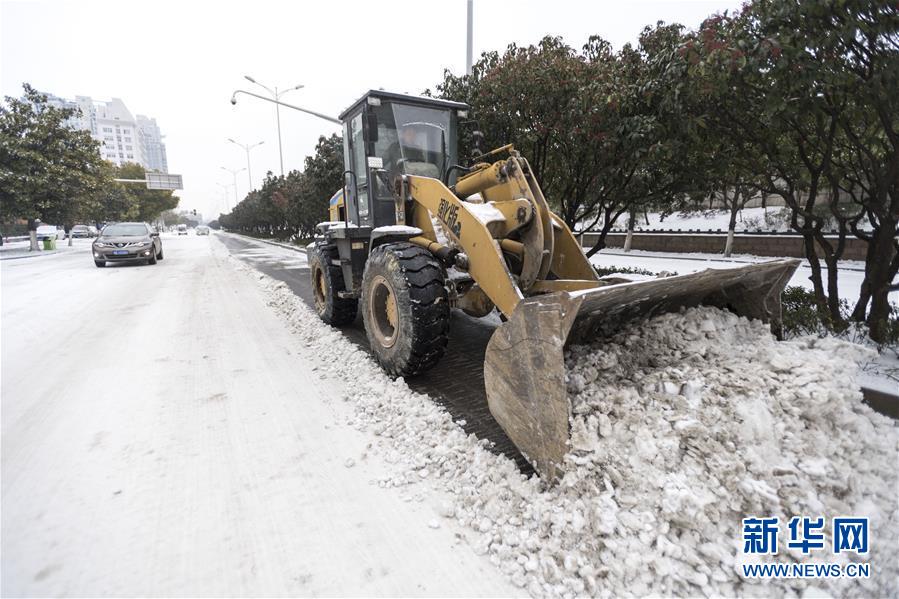 （新華全媒頭條）（9）雨雪冰凍中，他們奮力前行——基層黨員干群抗擊冰雪災(zāi)害紀實